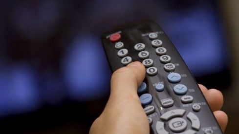 Imagen de un mando a distancia de una televisión 