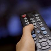 Imagen de un mando a distancia de una televisión 