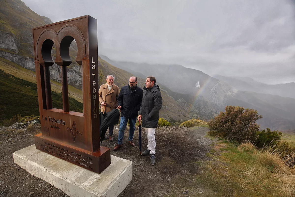El Ayuntamiento de Ponferrada asegura que el mirador de Peñalba, donde se ha colocado una escultura, es de titularidad privada