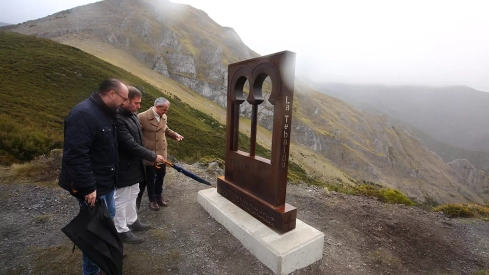 El Ayuntamiento de Ponferrada asegura que el mirador de Peñalba, donde se ha colocado una escultura, es de titularidad privada