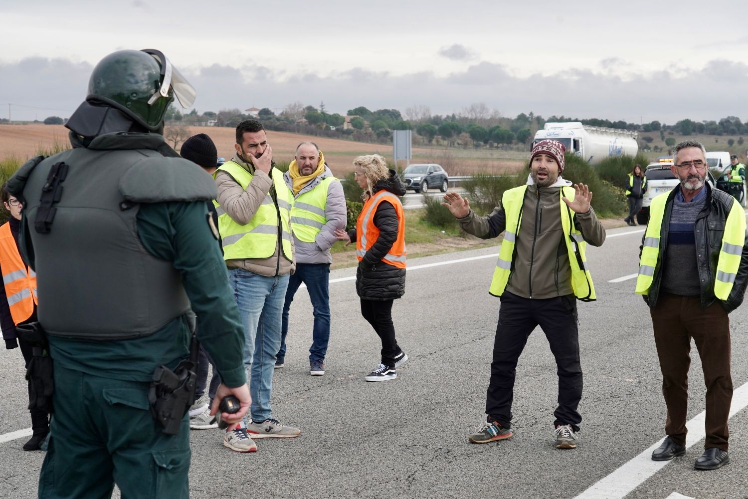 Los agricultores mantienen sus protestas en una jornada en la que cortan la A-6 en La Bañeza y el acceso al polígono de Villadangos del Páramo (León)