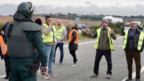 Los agricultores leoneses cortan la A-6 y la N-6 a la altura de Toralino de la Vega (León)