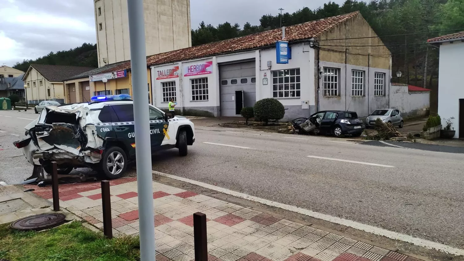 Un camión a la fuga impacta contra tres vehículos de la Guardia Civil en El Burgo de Osma (Soria)