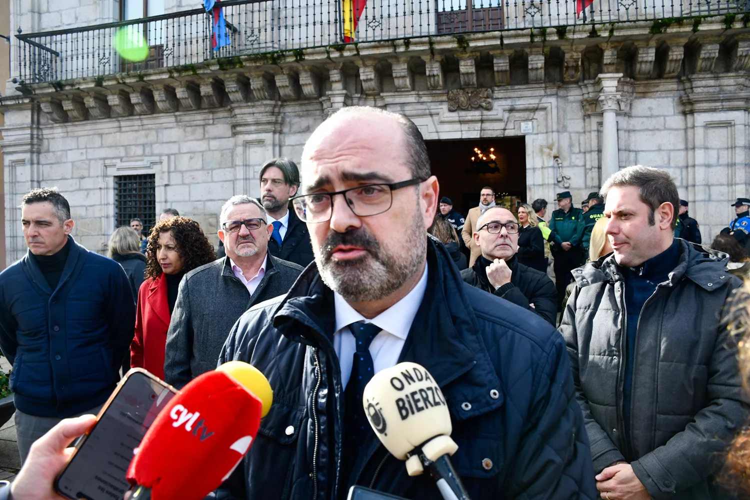 Ponferrada guarda un minuto de silencio por los guardias civiles asesinados en Barbate