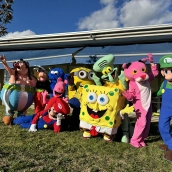 Trabajadores de Cosmos llevan el Carnaval al Centro de Alzheimer Bierzo