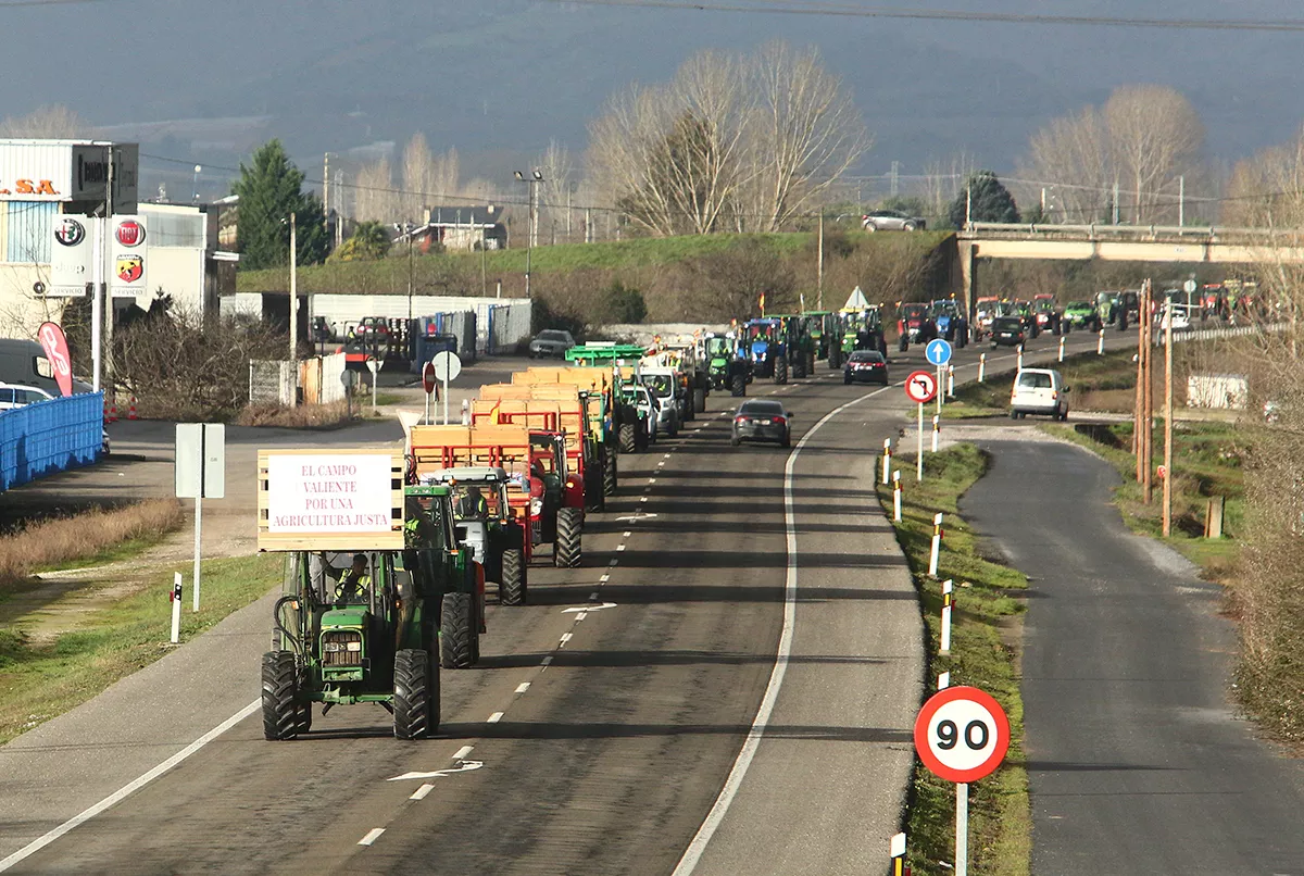La tractorada saliendo desde Carracedelo dirección Ponferrada (5)
