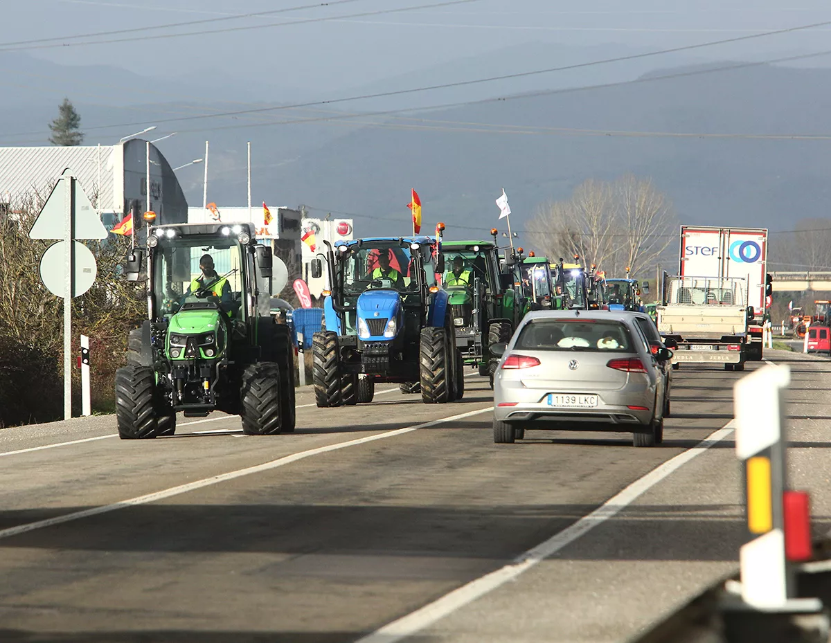 La tractorada saliendo desde Carracedelo dirección Ponferrada (2)