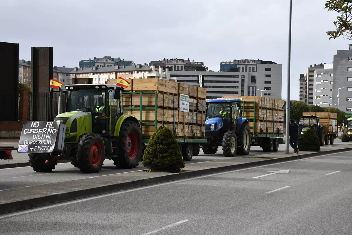 La tractorada del Bierzo llega al Toralín (7)