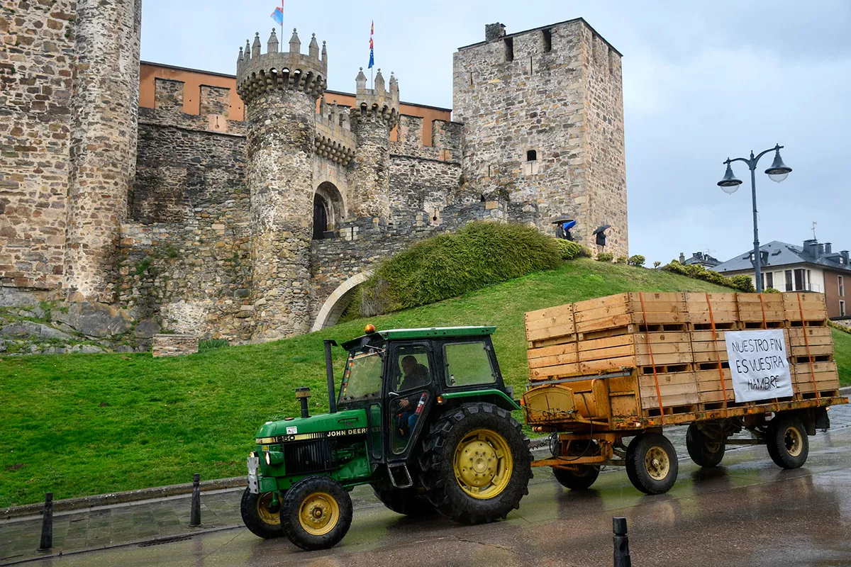 Tractores a su paso por el Castillo de Ponferrada (13)