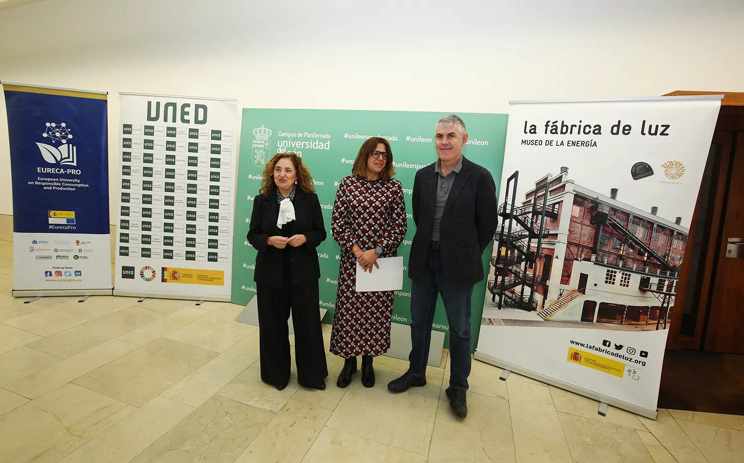 La vicerrectora del Campus de Ponferrada de la Universidad de León, Pilar Marqués (I), junto al director del centro asociado de la UNED, Jorge Vega, y la directora de Ciuden, Yashodara López (C) La vicerrectora del Campus de Ponferrada de la Universidad de León, Pilar Marqués (I), junto al director del centro asociado de la UNED, Jorge Vega, y la directora de Ciuden, Yashodara López (C)