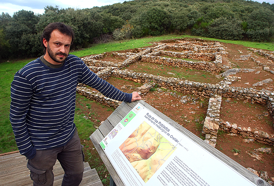 Rodrigo Garnelo, arqueólogo de Arantigua junto al Castro de Orellán recientemente restaurado