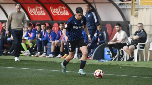 Íñigo Vélez, entrenador de la Ponferradina durante un partido de esta temporada