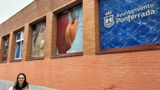 La concejala de Deportes, Eva González, frente a las piscinas del Plantío.