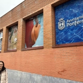 La concejala de Deportes, Eva González, frente a las piscinas del Plantío.