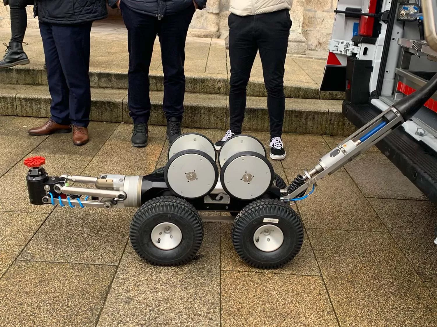 Ponferrada adquiere su primer robot fresadora con el que ahorrará 50.000 euros al año en desatascar tuberías de saneamiento