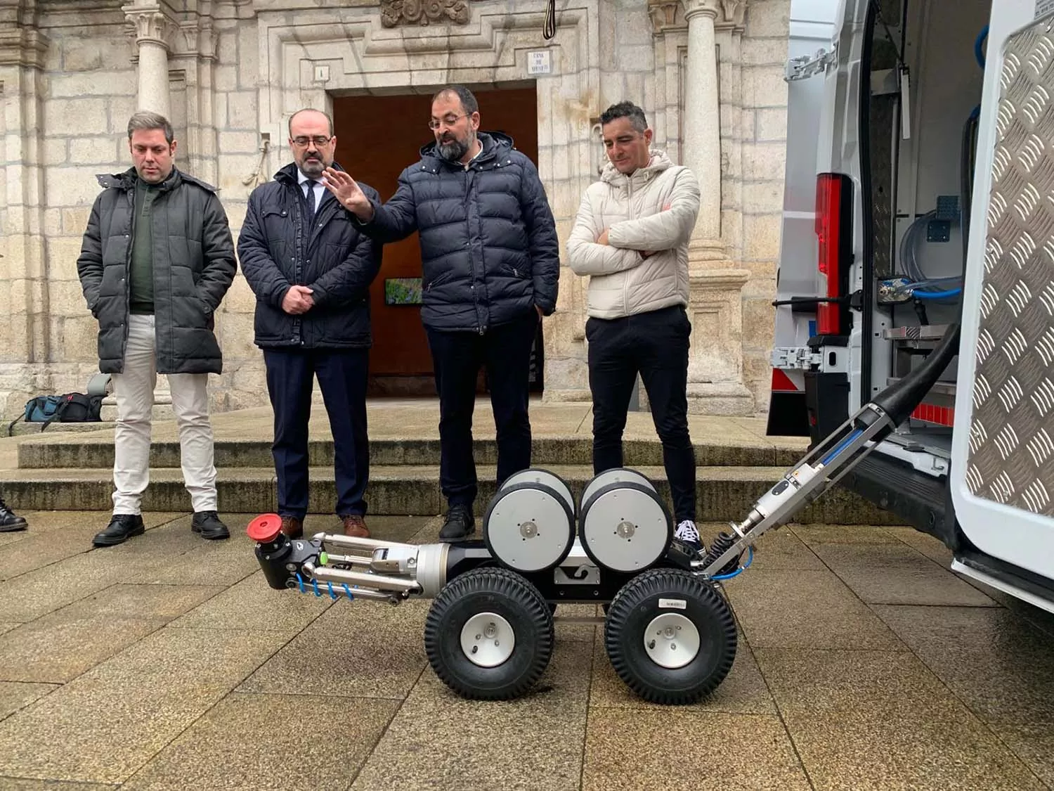 Ponferrada adquiere su primer robot fresador con el que ahorrará 50.000 euros al año en desatascar tuberías de saneamiento Ponferrada adquiere su primer robot fresador con el que ahorrará 50.000 euros al año en desatascar tuberías de saneamiento