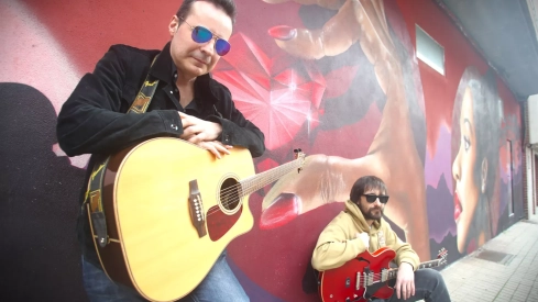 Un filandón sobre los orígenes del rock une al escritor Carlos Fidalgo y al guitarrita Gio Yáñez  Foto Ana María Fernández