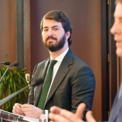 Mañueco afirma que aplaudió el discurso de Almodóvar en Los Goya por su apuesta “por el cine como industria que genera valor añadido”