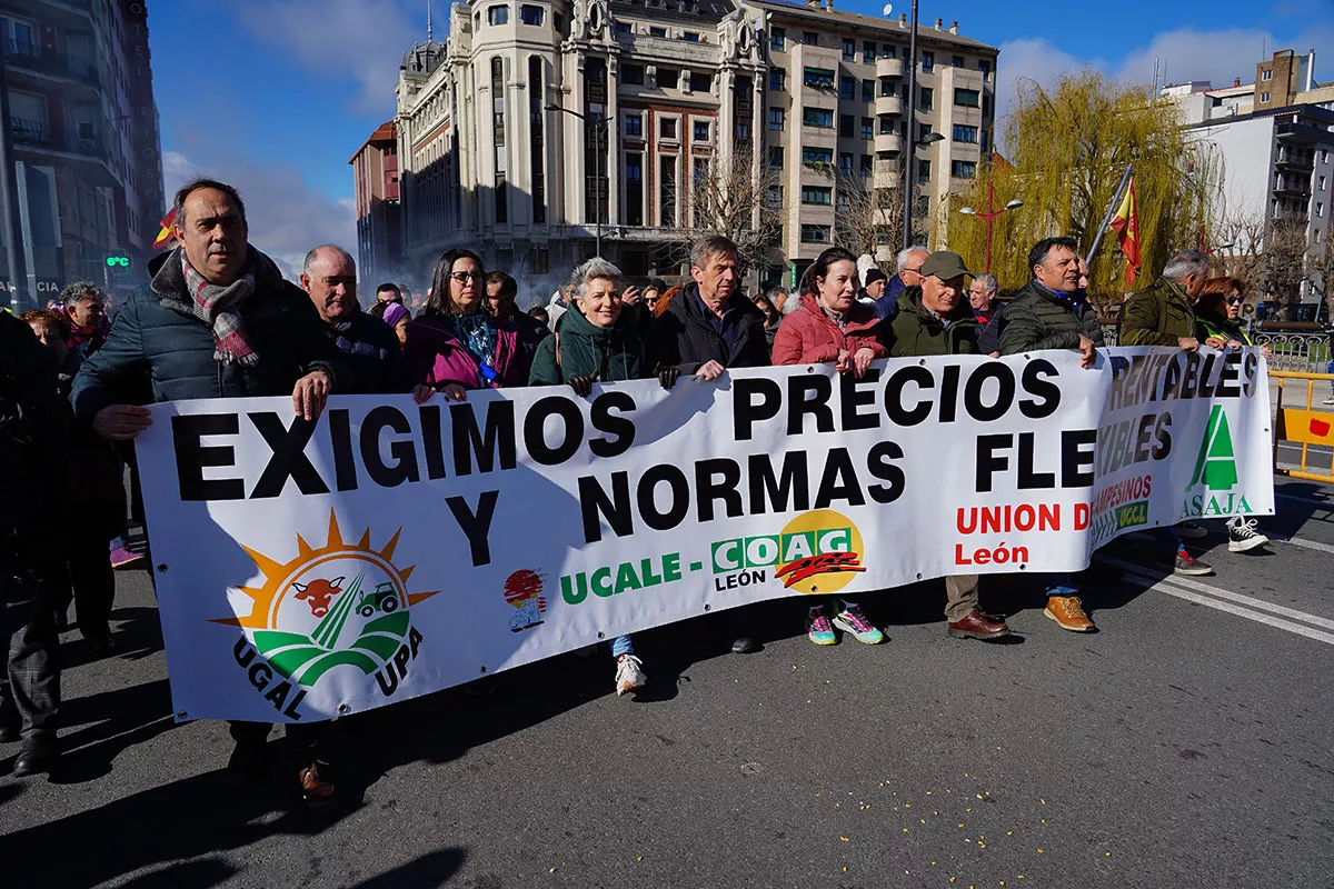 Tractorada por las calles de León bajo el lema Exigimos precios rentables y normas flexibles (7)
