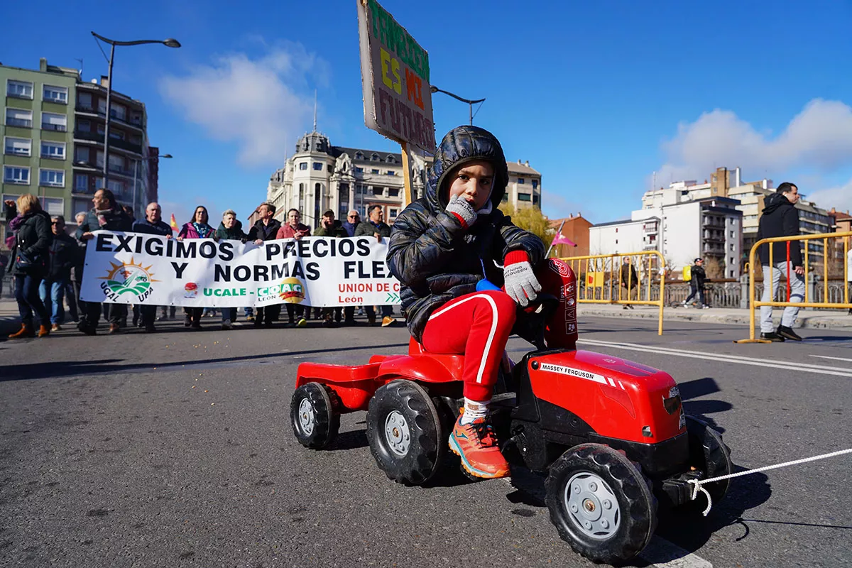 Tractorada por las calles de León bajo el lema Exigimos precios rentables y normas flexibles 