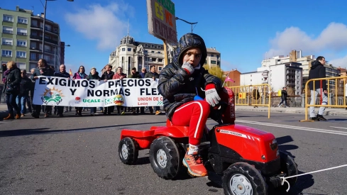 Tractorada por las calles de León bajo el lema Exigimos precios rentables y normas flexibles 