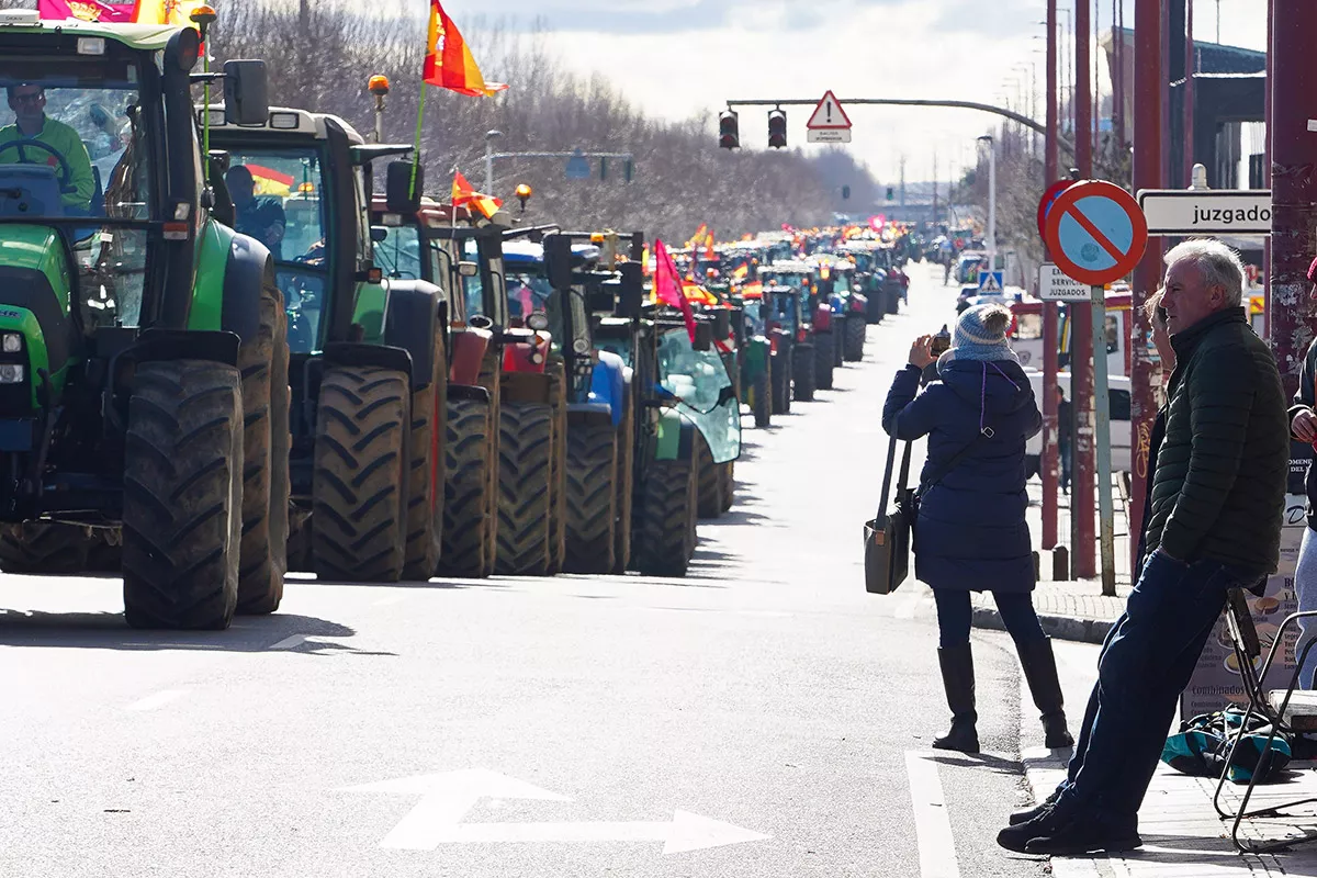 Tractorada por las calles de León bajo el lema Exigimos precios rentables y normas flexibles (2)