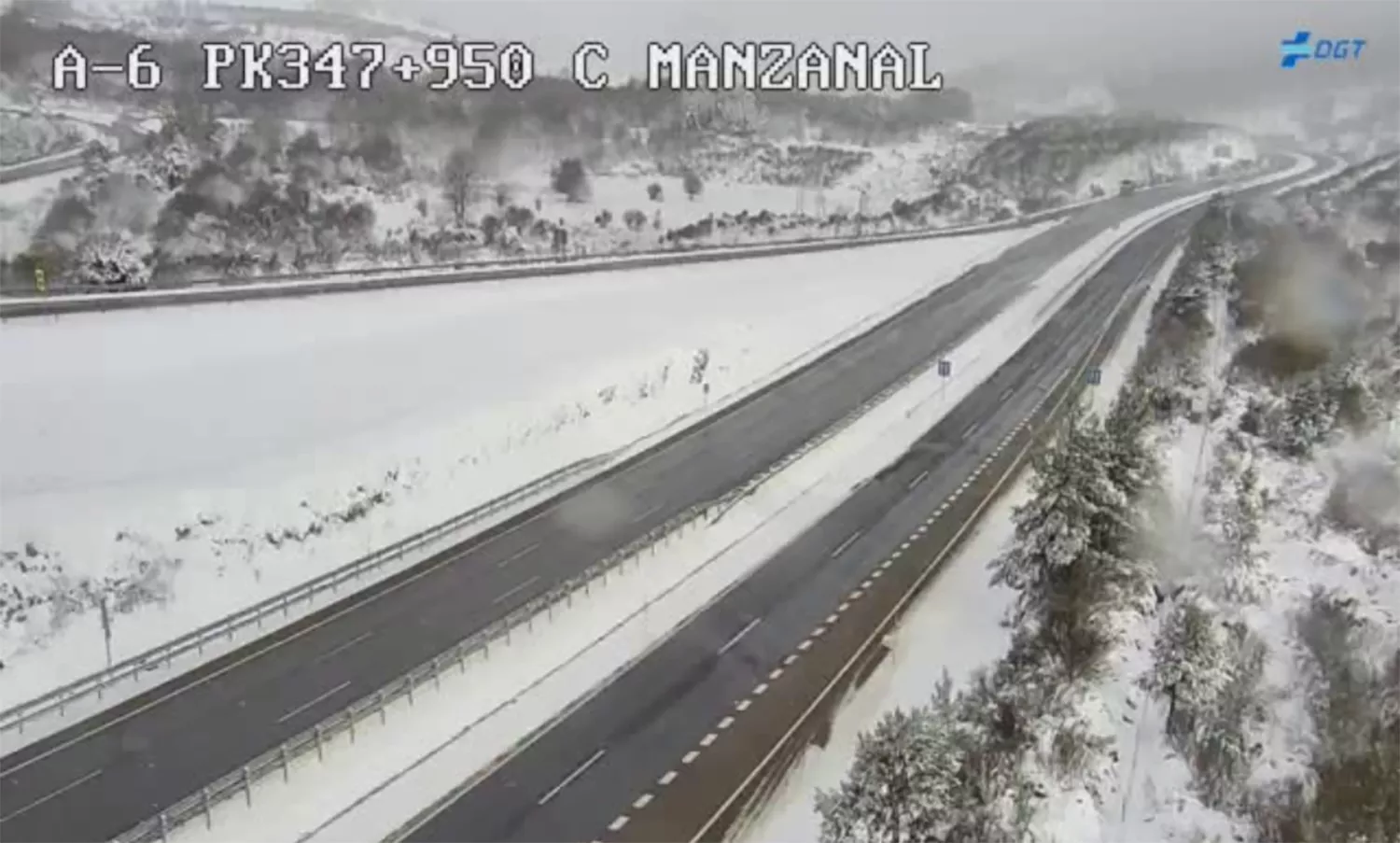 La nieve dificulta el tráfico en la A6 en el límite entre El Bierzo y Galicia desde Trabadelo hasta Piedrafita (Lugo)