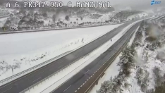 La nieve dificulta el tráfico en la A6 en el límite entre El Bierzo y Galicia desde Trabadelo hasta Piedrafita (Lugo)