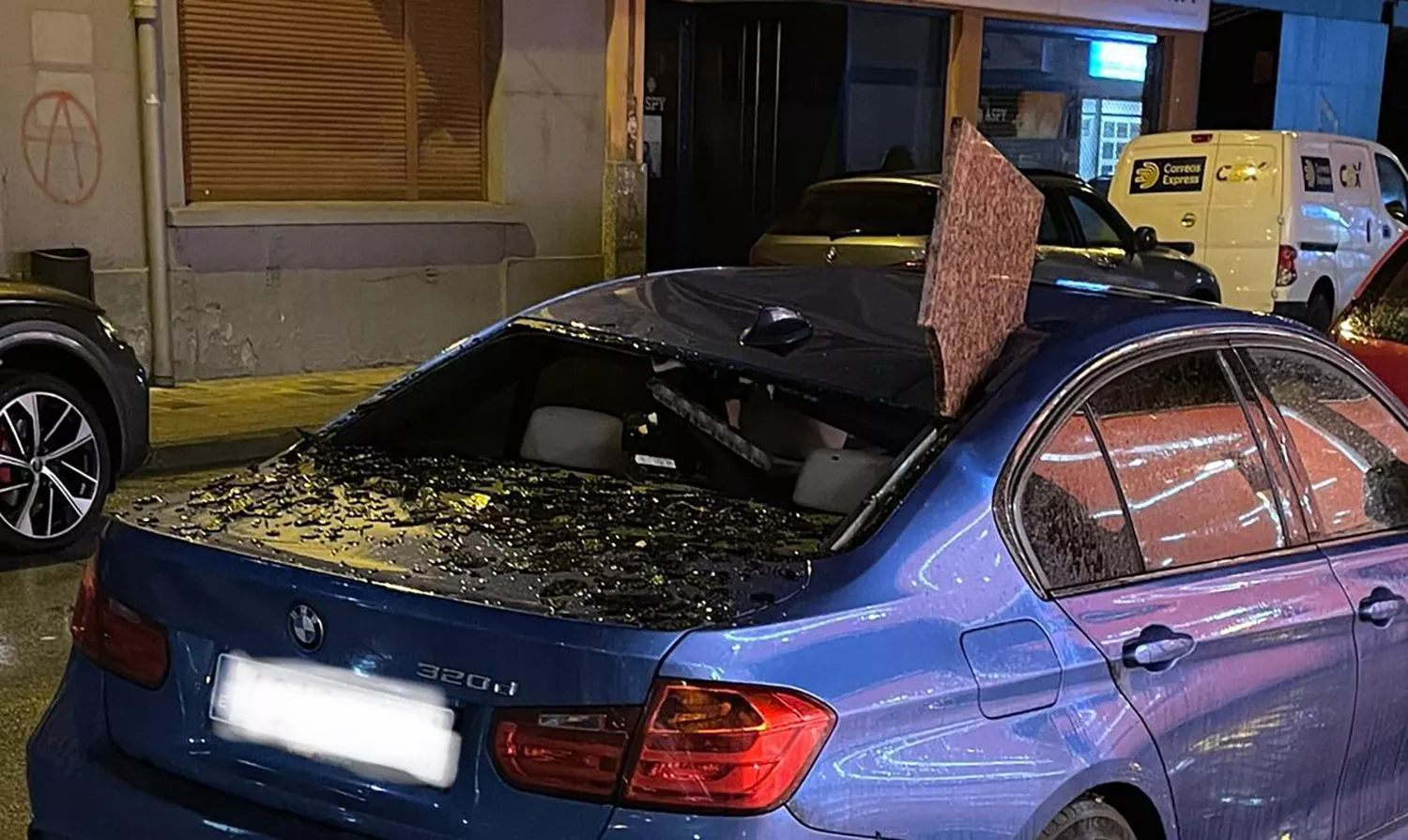 Una placa de mármol impacta contra un coche al caer de un edificio en Ponferrada