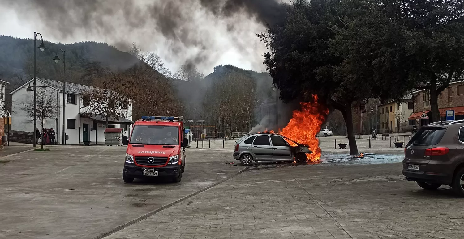 Arde un coche en la plaza el Nogaledo de Toral de Merayo