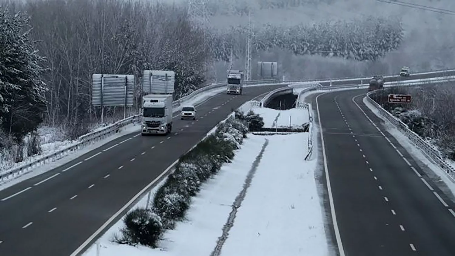 La nieve obliga a extremar la precaución en la A-6 entre La Portela de Valcarce y Noceda (Lugo)