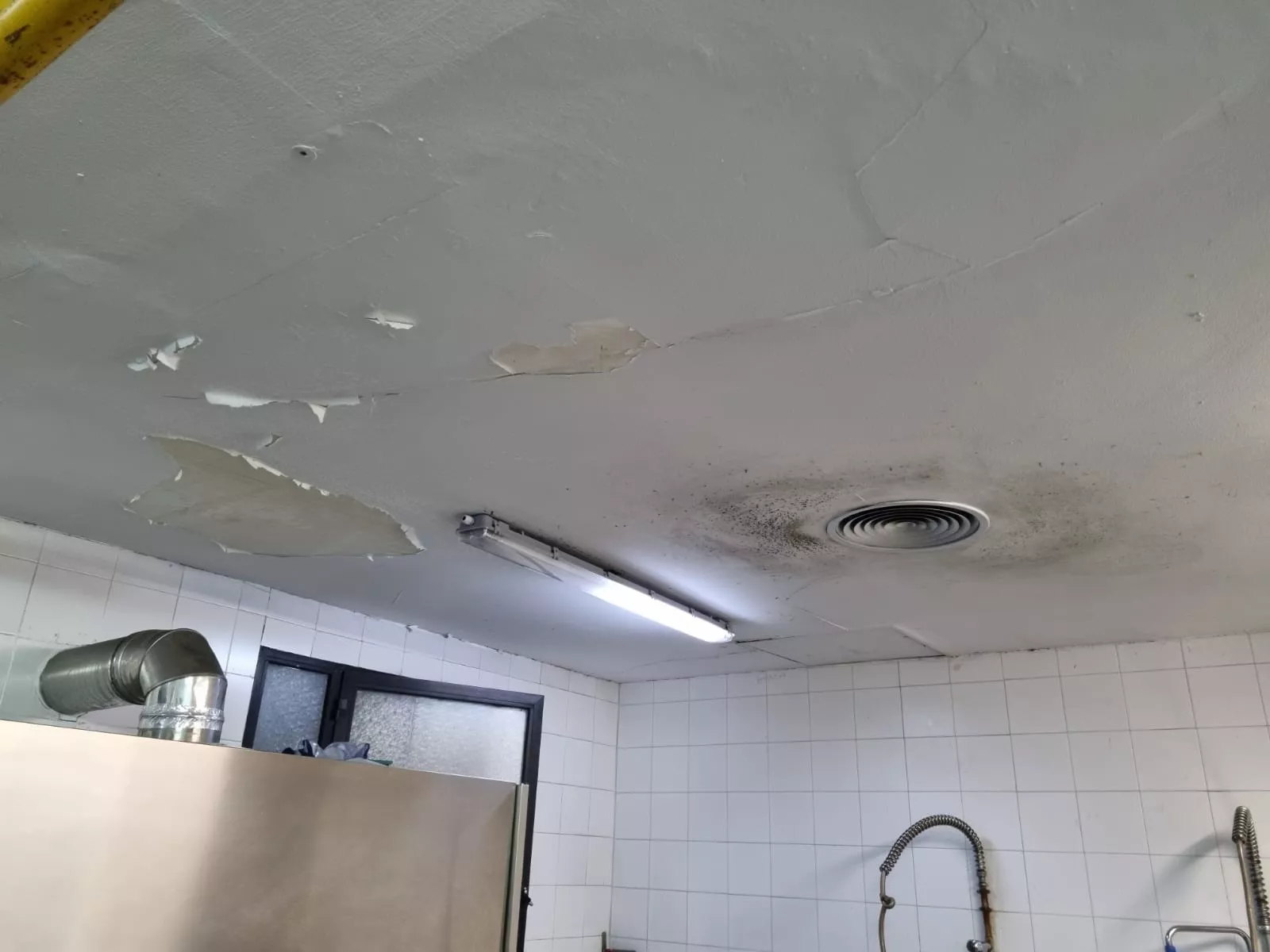 La Junta sustituirá la tubería rota que provocó goteras en la cocina del Hospital del Bierzo y pide presupuesto para las obras del aislamiento del tejado