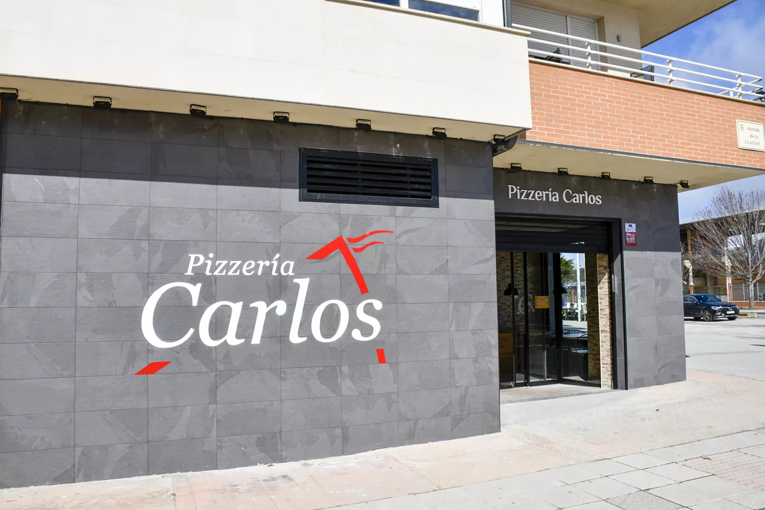 La cadena de restaurantes 'Pizzería Carlos' llega a Ponferrada abriendo boca al barrio de La Rosaleda