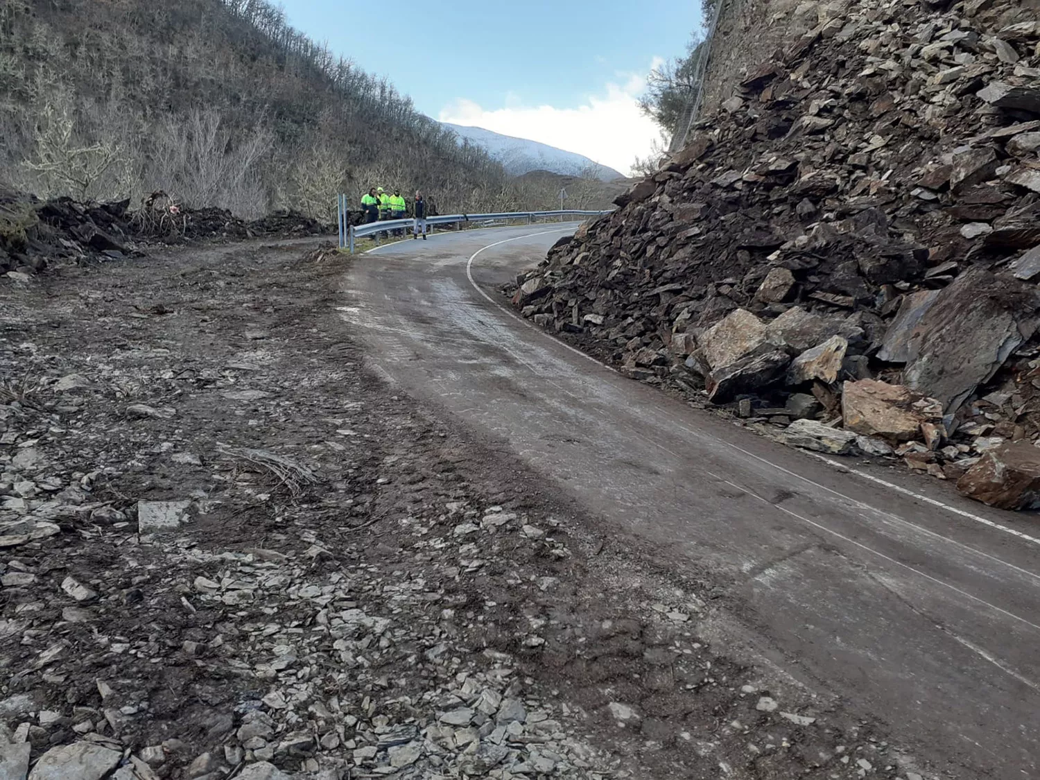 La Diputación reabre un carril de la carretera entre Fabero y Peranzanes tras retirar parte de las rocas y tierras caídas