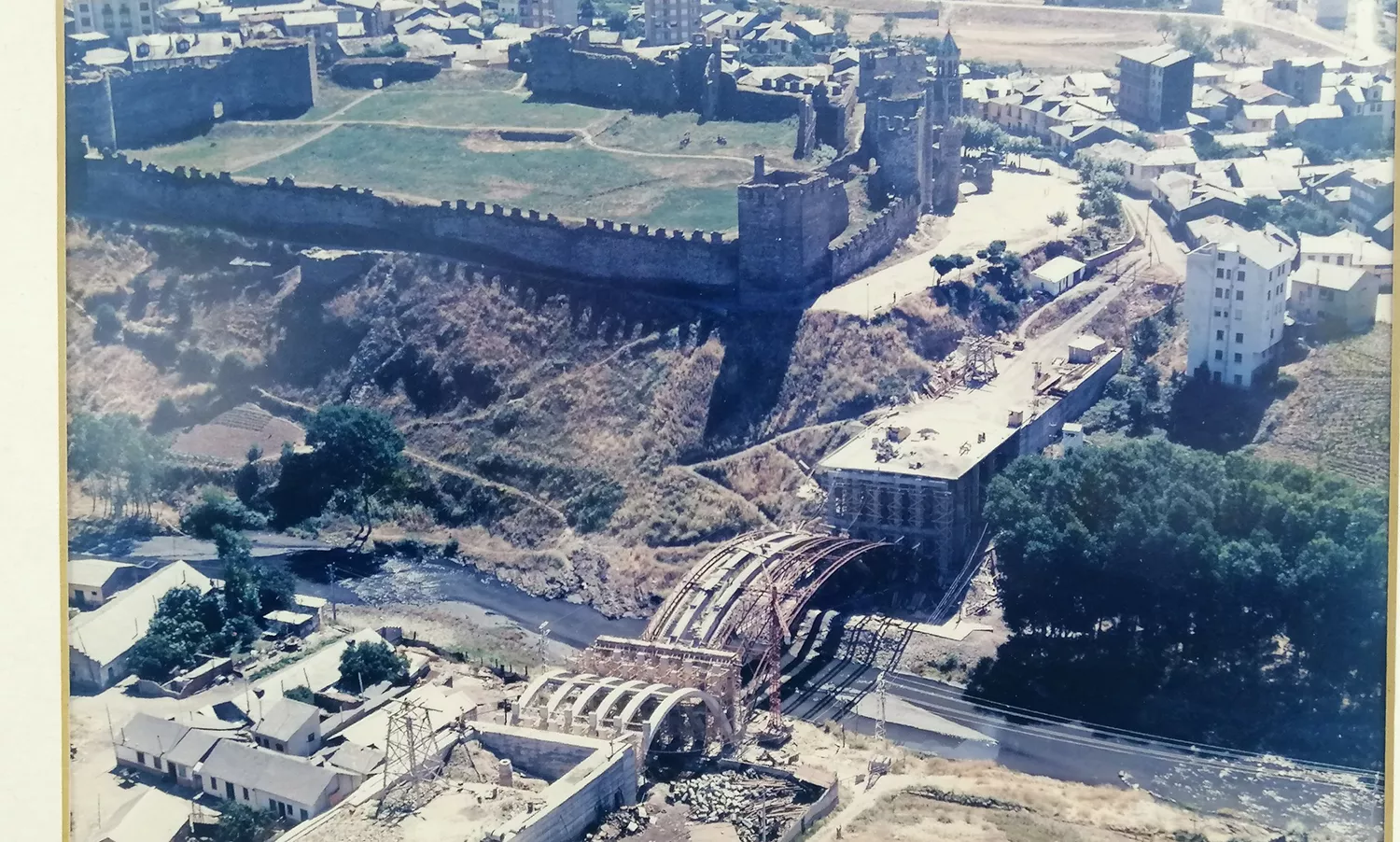Unas fotografías inéditas 'capturan' la construcción del puente García Ojeda de Ponferrada