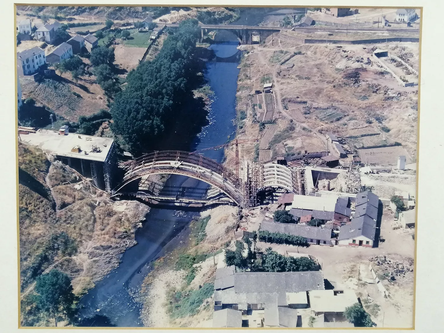 Unas fotografías inéditas 'capturan' la construcción del puente García Ojeda de Ponferrada