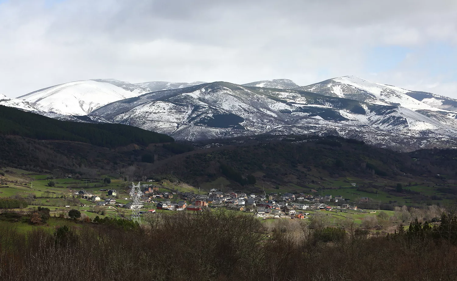 Las montañas que rodean la localidad de Tombrio de Abajo, cubiertas por la nieve 1