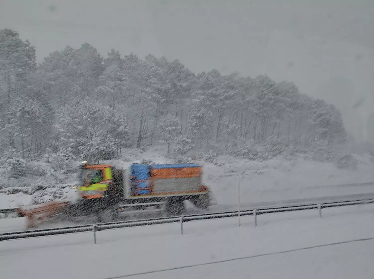 La nieve y el hielo en carreteras de León mantienen las restricciones