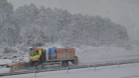 La nieve y el hielo en carreteras de León mantienen las restricciones