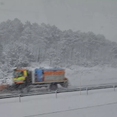 La nieve y el hielo en carreteras de León mantienen las restricciones
