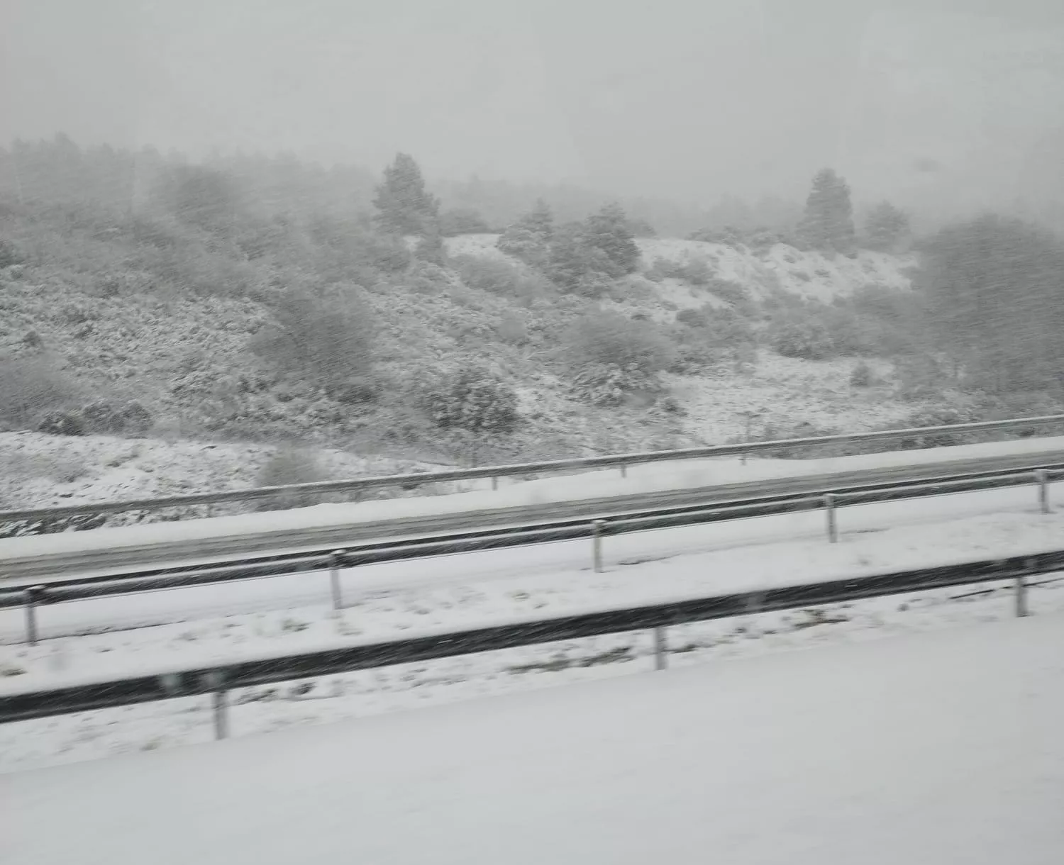 Intensa nevada de este sábado en las carreteras del Bierzo