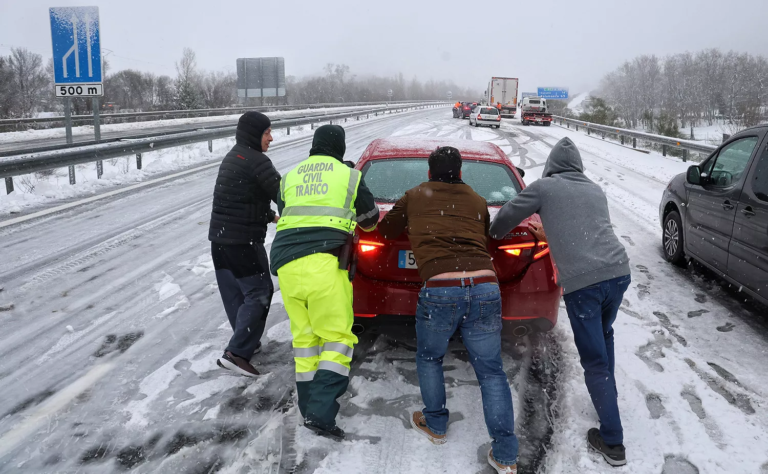 La intensa nevada de las últimas horas obliga a cerrar al tráfico la Autovía de la Ruta de la Plata (A 66) entre Sorihuela y Vallejera de Riofrío (Salamanca) 3