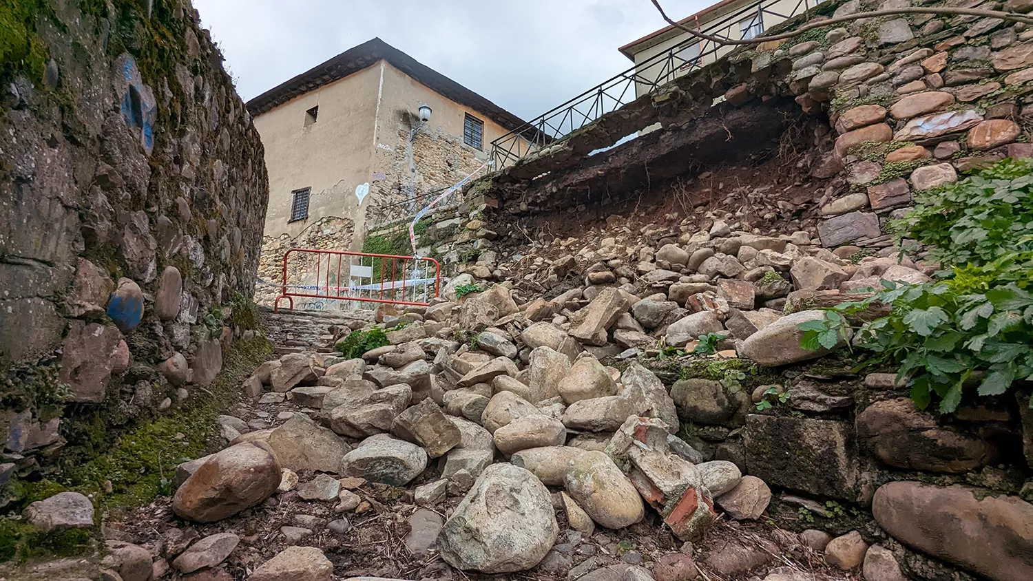 En riesgo el mirador del centro de Ponferrada por desprendimiento tras temporal En riesgo el mirador del centro de Ponferrada por desprendimiento tras temporal