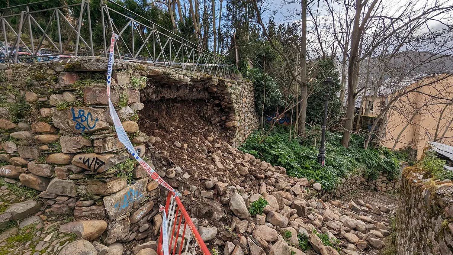 En riesgo un mirador del casco antiguo de Ponferrada tras un desprendimiento por el temporal 1
