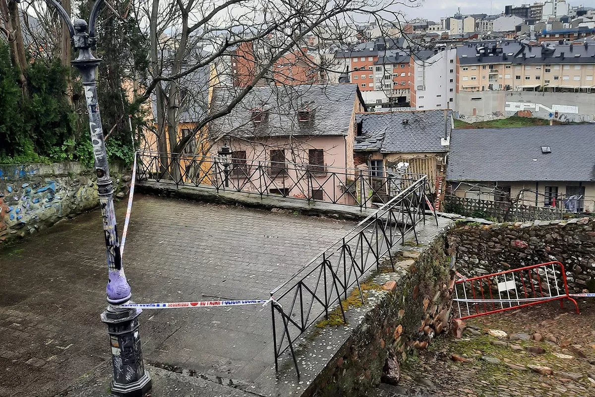 Desprendimiento en el mirador del casco antiguo de Ponferrada | Foto: Marian Vila Tejeiro Desprendimiento en el mirador del casco antiguo de Ponferrada | Foto: Marian Vila Tejeiro