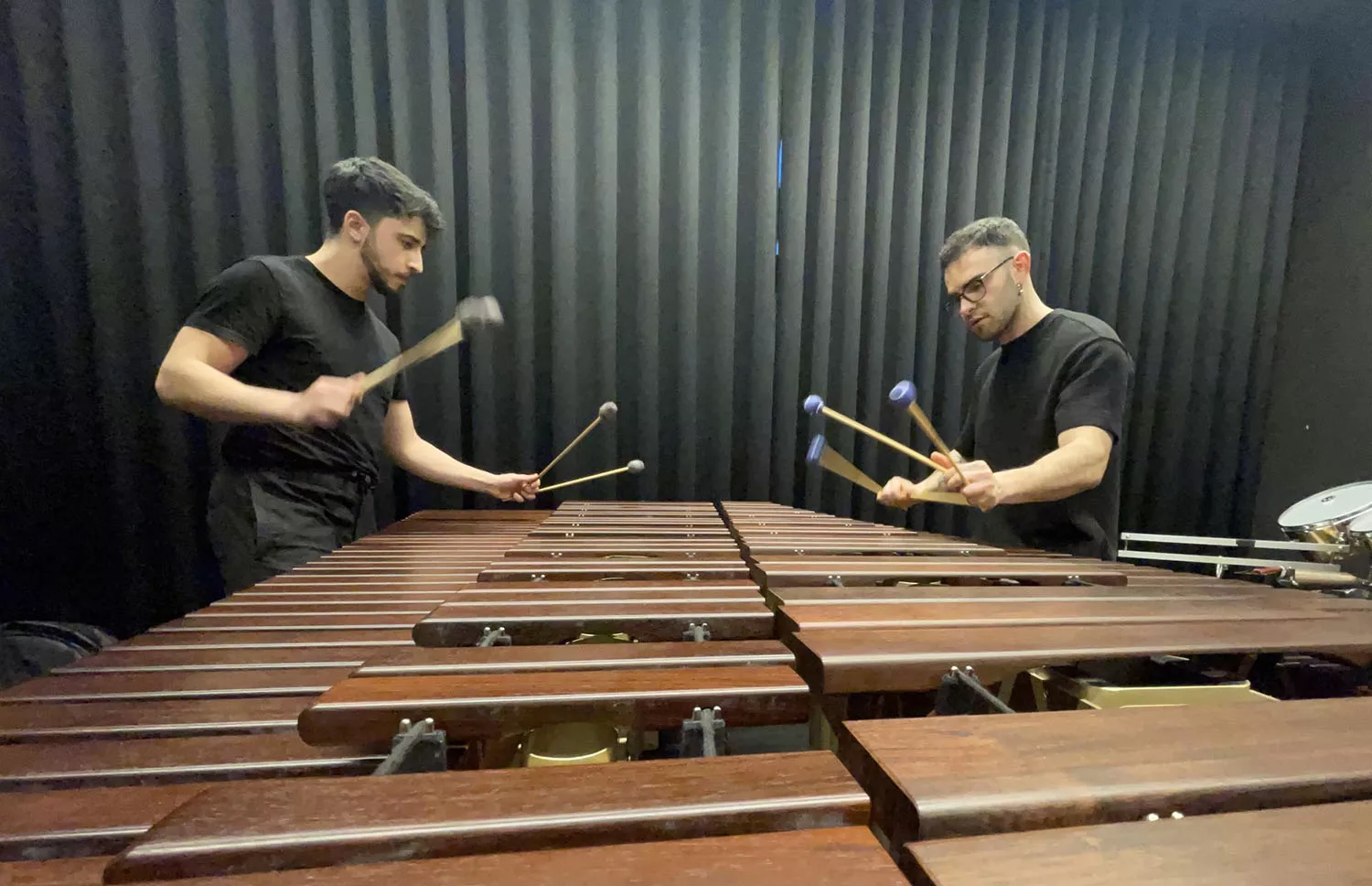 El dúo Stèles ofrece un concierto de percusión cargado de energía en el Auditorio del Conservatorio
