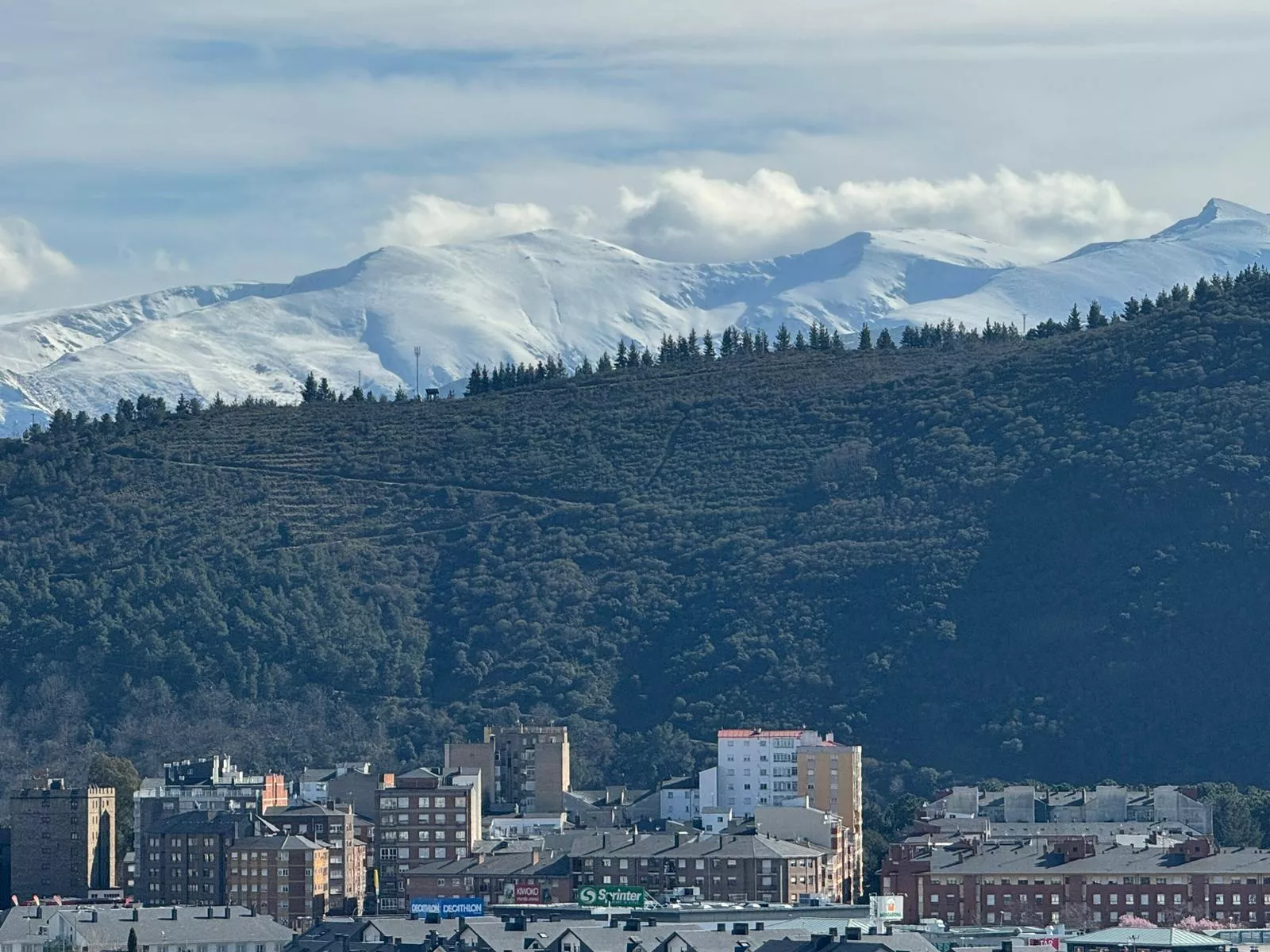 Nieve en las montañas del Morredero y Aquiana en El Bierzo  
