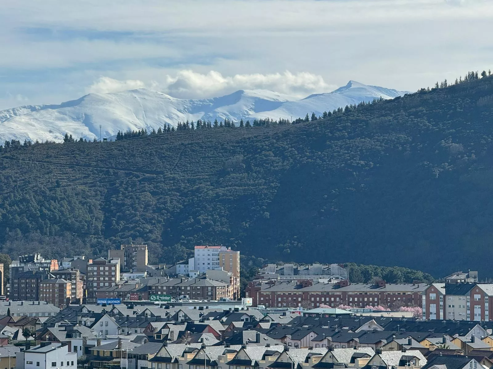 Nieve en las montañas del Morredero y Aquiana en El Bierzo 