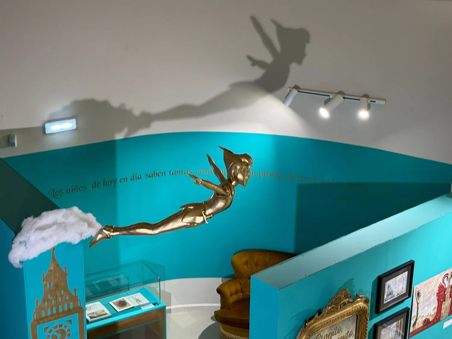 El Munic de Carracedelo amplía su exposición 'Somos cuentos' ante su enorme éxito con esculturas digitales, libros de los Hermanos Grimm y Andersen
