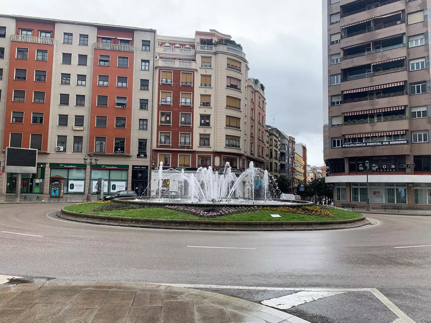 Retiran los acebos de la fuente de Lazúrtegui colocados en Navidad